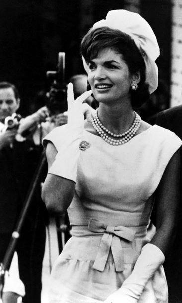 Conosciuto come il designer delle first lady americane e delle star di Hollywood, il boom arriv negli Anni 60, quando i suoi abiti furono indossati da Jackie Kennedy, diventando, in qualche modo, lo stilista ufficiale della Casa Bianca 